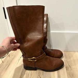 Riding boots with buckle